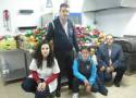 Momento entrega alimentos: Alcalde de Gradefes (Amador), Concejal responsable Área (Miguel), voluntaria (Eva), Presidenta AFADEVA (Paulina), y terapeuta ocupacional AFADEVA